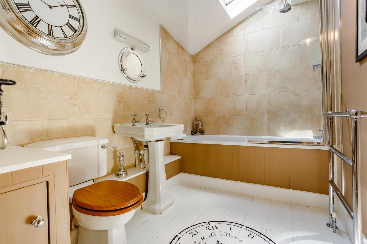 Broadrock Accommodation - Clock Cottage Chepstow Bagian luar foto