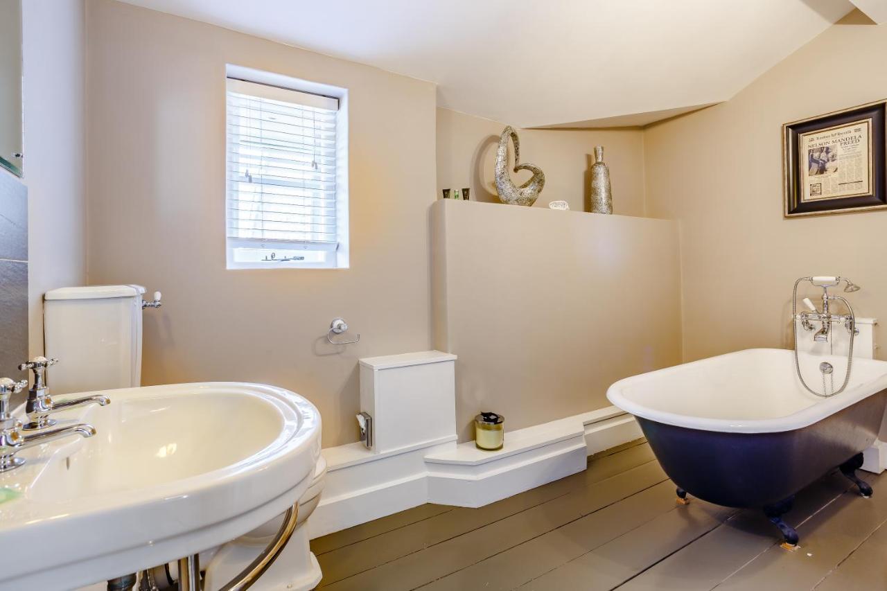 Broadrock Accommodation - Clock Cottage Chepstow Bagian luar foto