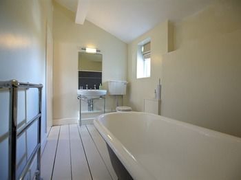 Broadrock Accommodation - Clock Cottage Chepstow Bagian luar foto